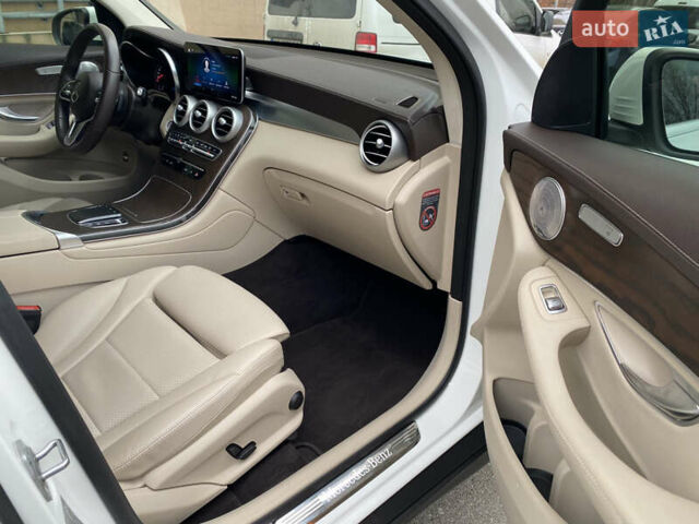 Белый Мерседес GLC-Class Coupe, объемом двигателя 1.95 л и пробегом 85 тыс. км за 45900 $, фото 22 на Automoto.ua