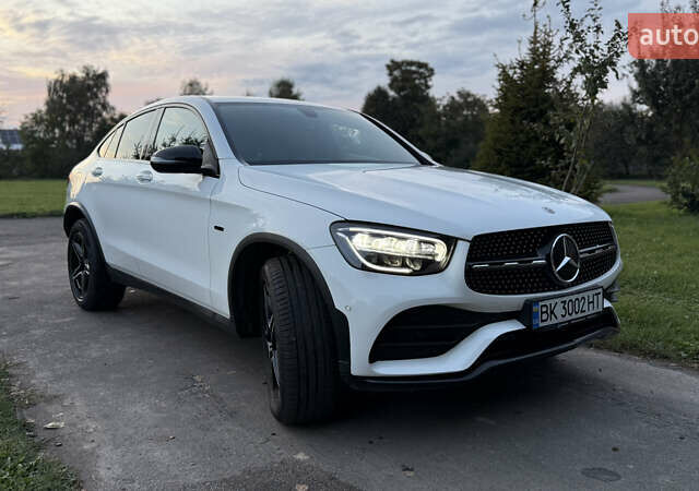 Белый Мерседес GLC-Class Coupe, объемом двигателя 2 л и пробегом 114 тыс. км за 48700 $, фото 11 на Automoto.ua