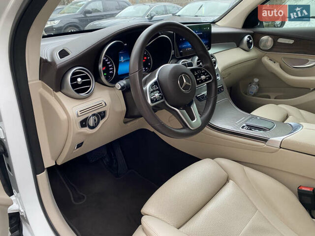 Белый Мерседес GLC-Class Coupe, объемом двигателя 1.95 л и пробегом 85 тыс. км за 45900 $, фото 12 на Automoto.ua
