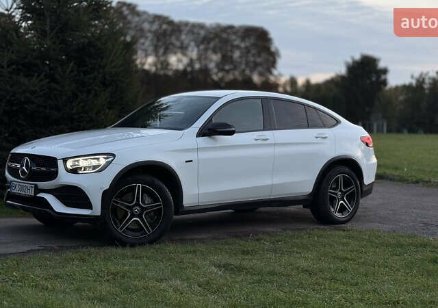 Белый Мерседес GLC-Class Coupe, объемом двигателя 2 л и пробегом 114 тыс. км за 48700 $, фото 1 на Automoto.ua