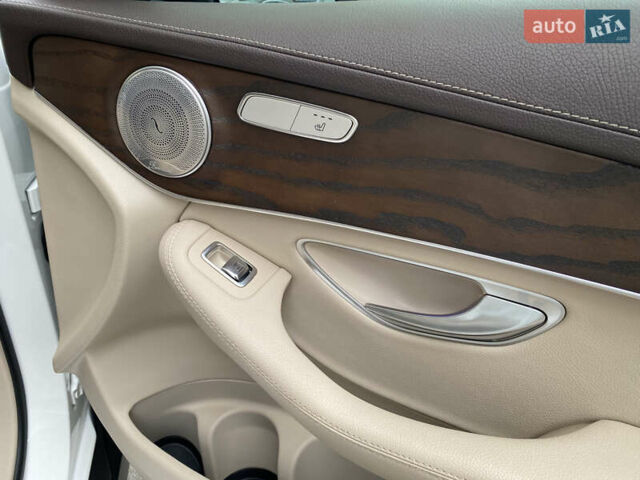 Белый Мерседес GLC-Class Coupe, объемом двигателя 1.95 л и пробегом 85 тыс. км за 45900 $, фото 23 на Automoto.ua