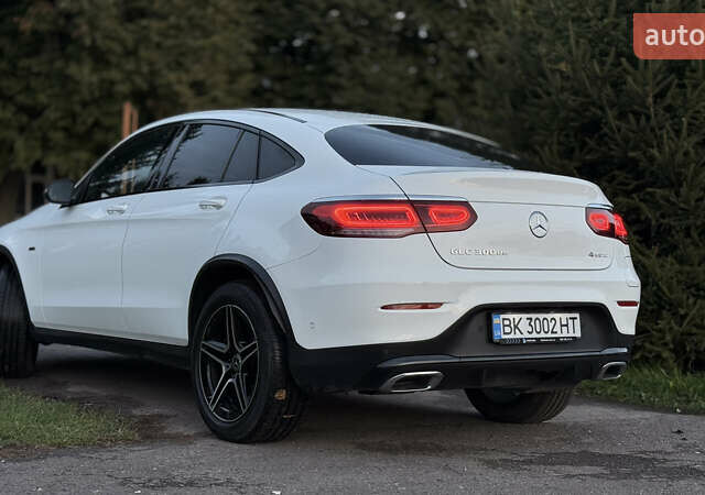 Белый Мерседес GLC-Class Coupe, объемом двигателя 2 л и пробегом 114 тыс. км за 48700 $, фото 2 на Automoto.ua