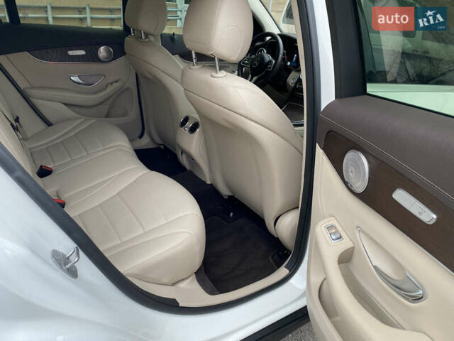 Белый Мерседес GLC-Class Coupe, объемом двигателя 1.95 л и пробегом 85 тыс. км за 45900 $, фото 19 на Automoto.ua