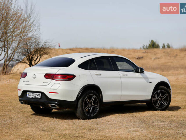 Білий Мерседес GLC-Class Coupe, об'ємом двигуна 1.9 л та пробігом 105 тис. км за 49990 $, фото 2 на Automoto.ua