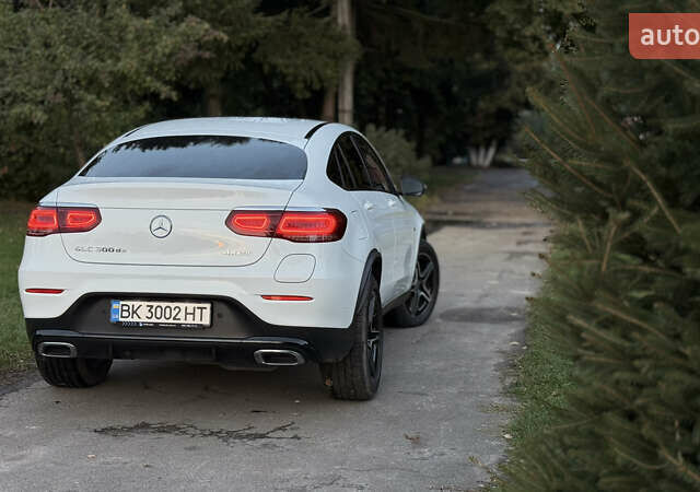 Белый Мерседес GLC-Class Coupe, объемом двигателя 2 л и пробегом 114 тыс. км за 48700 $, фото 10 на Automoto.ua