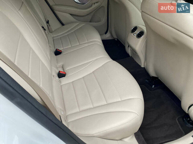 Белый Мерседес GLC-Class Coupe, объемом двигателя 1.95 л и пробегом 85 тыс. км за 45900 $, фото 20 на Automoto.ua