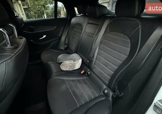 Белый Мерседес GLC-Class Coupe, объемом двигателя 2 л и пробегом 114 тыс. км за 48700 $, фото 22 на Automoto.ua