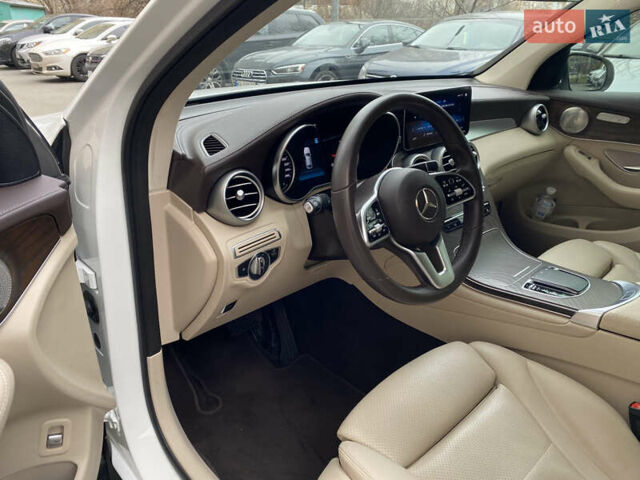 Белый Мерседес GLC-Class Coupe, объемом двигателя 1.95 л и пробегом 85 тыс. км за 45900 $, фото 13 на Automoto.ua