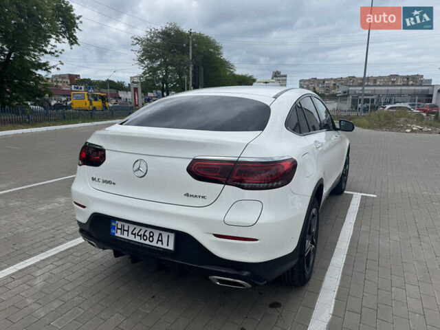 Белый Мерседес GLC-Class Coupe, объемом двигателя 2 л и пробегом 44 тыс. км за 61850 $, фото 2 на Automoto.ua