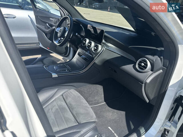 Белый Мерседес GLC-Class Coupe, объемом двигателя 2 л и пробегом 44 тыс. км за 61850 $, фото 28 на Automoto.ua