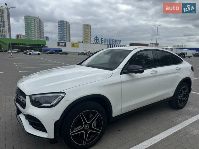 Белый Мерседес GLC-Class Coupe, объемом двигателя 2 л и пробегом 44 тыс. км за 61850 $, фото 1 на Automoto.ua
