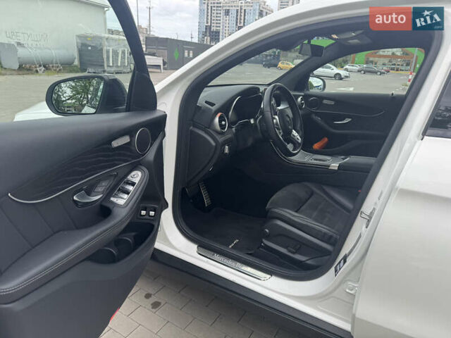 Белый Мерседес GLC-Class Coupe, объемом двигателя 2 л и пробегом 44 тыс. км за 61850 $, фото 4 на Automoto.ua