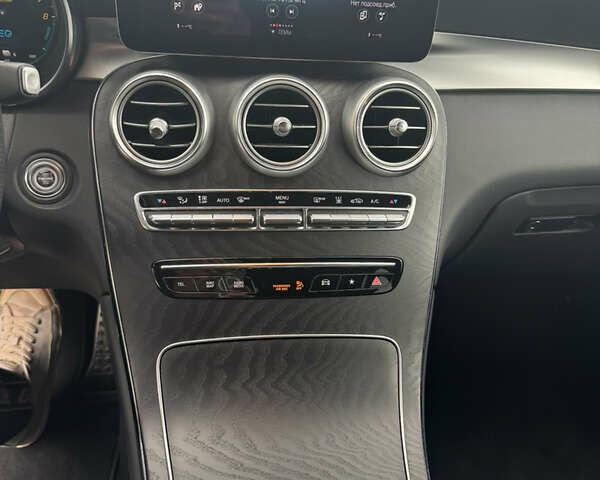 Белый Мерседес GLC-Class Coupe, объемом двигателя 2 л и пробегом 44 тыс. км за 61850 $, фото 18 на Automoto.ua
