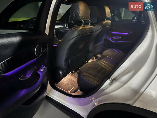 Белый Мерседес GLC-Class Coupe, объемом двигателя 2 л и пробегом 44 тыс. км за 61850 $, фото 27 на Automoto.ua