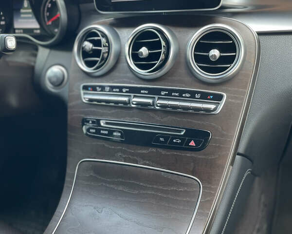 Чорний Мерседес GLC-Class Coupe, об'ємом двигуна 1.99 л та пробігом 114 тис. км за 35899 $, фото 24 на Automoto.ua