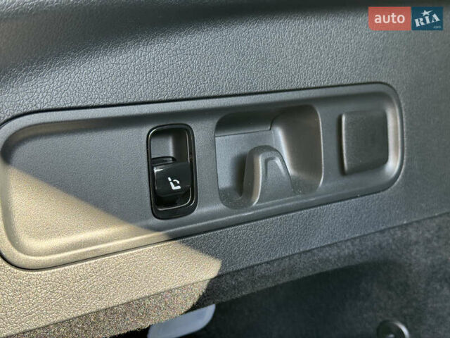 Мерседес GLC-Class Coupe 2024 у Києві на Automoto.ua Чорний Мерседес GLC-Class Coupe, об'ємом двигуна 2 л та пробігом 19 тис. км за 129999 $, фото 52 на Automoto.ua