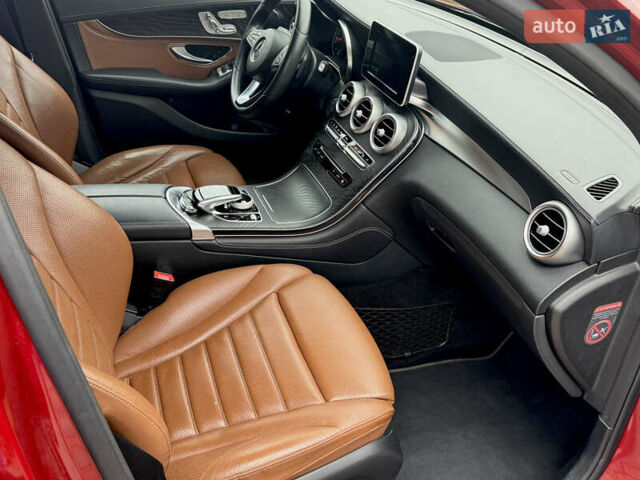 Красный Мерседес GLC-Class Coupe, объемом двигателя 3 л и пробегом 134 тыс. км за 40500 $, фото 9 на Automoto.ua