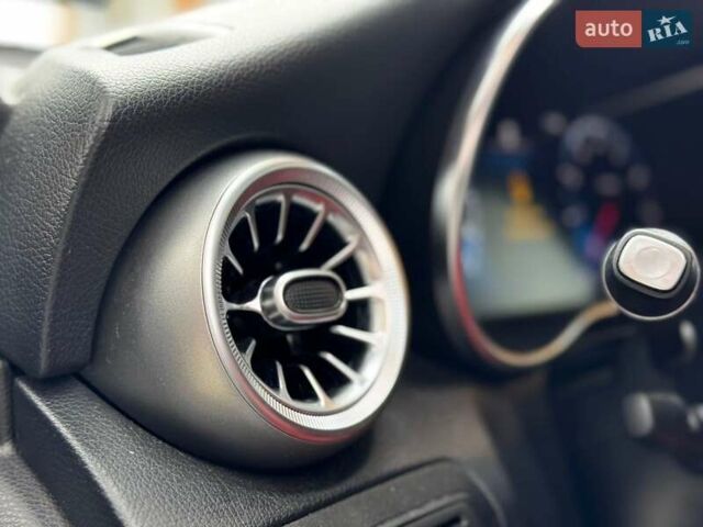 Сірий Мерседес GLC-Class Coupe, об'ємом двигуна 1.99 л та пробігом 97 тис. км за 45200 $, фото 63 на Automoto.ua