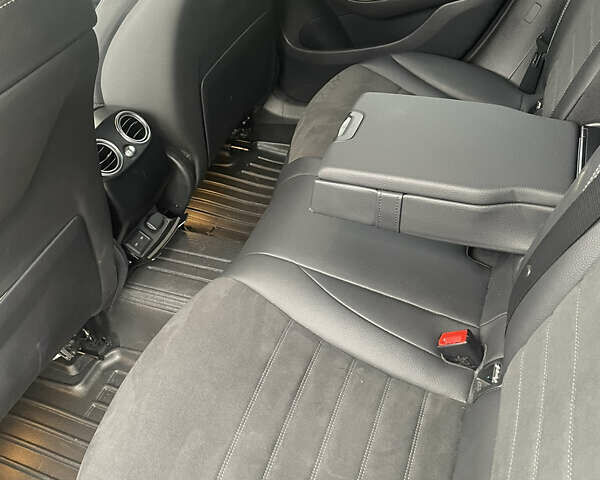 Серый Мерседес GLC-Class Coupe, объемом двигателя 1.95 л и пробегом 71 тыс. км за 57900 $, фото 10 на Automoto.ua