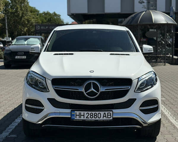Белый Мерседес GLE-Class Coupe, объемом двигателя 2.99 л и пробегом 109 тыс. км за 43000 $, фото 1 на Automoto.ua