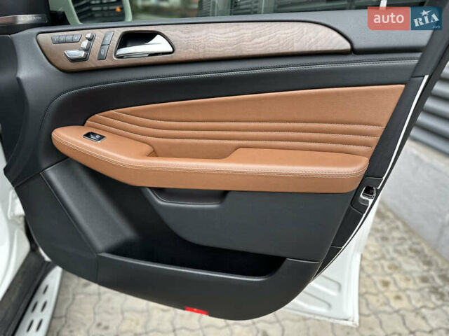Белый Мерседес GLE-Class Coupe, объемом двигателя 4.66 л и пробегом 155 тыс. км за 41500 $, фото 52 на Automoto.ua