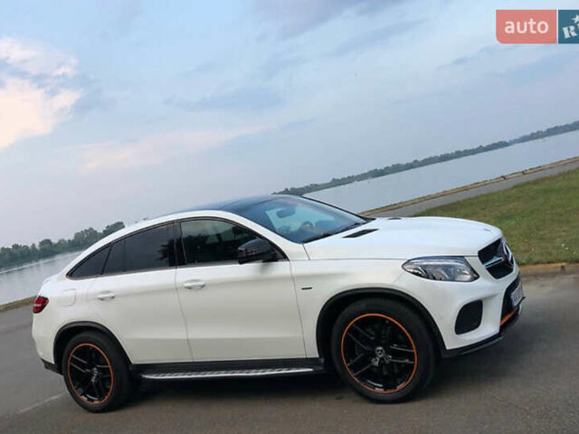 Белый Мерседес GLE-Class Coupe, объемом двигателя 3 л и пробегом 95 тыс. км за 50000 $, фото 1 на Automoto.ua