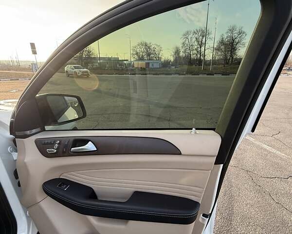 Белый Мерседес GLE-Class Coupe, объемом двигателя 3 л и пробегом 58 тыс. км за 47500 $, фото 11 на Automoto.ua