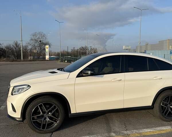 Белый Мерседес GLE-Class Coupe, объемом двигателя 3 л и пробегом 58 тыс. км за 47500 $, фото 17 на Automoto.ua