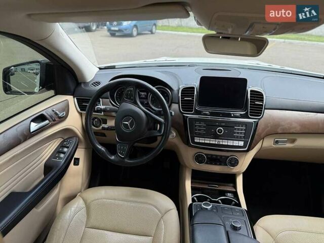 Белый Мерседес GLE-Class Coupe, объемом двигателя 2.99 л и пробегом 121 тыс. км за 43300 $, фото 18 на Automoto.ua