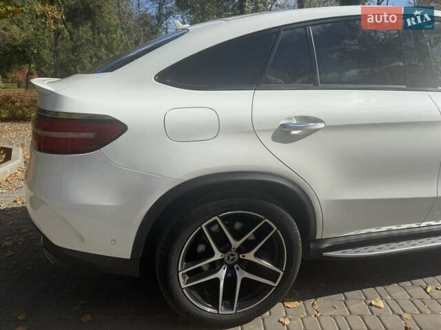 Белый Мерседес GLE-Class Coupe, объемом двигателя 3 л и пробегом 154 тыс. км за 40500 $, фото 5 на Automoto.ua