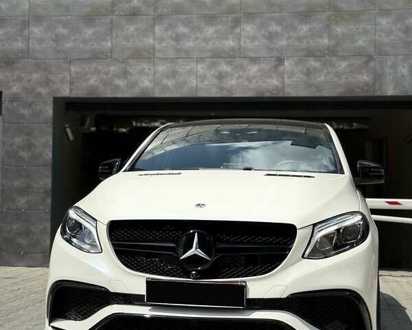 Белый Мерседес GLE-Class Coupe, объемом двигателя 5.46 л и пробегом 99 тыс. км за 65000 $, фото 5 на Automoto.ua