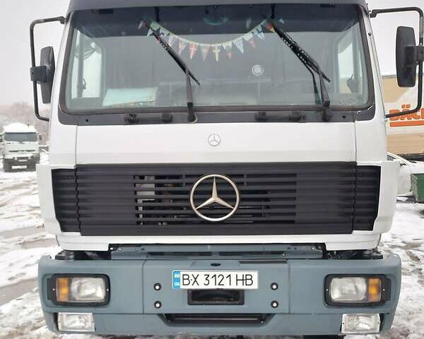 Белый Мерседес LK-Series, объемом двигателя 13 л и пробегом 650 тыс. км за 17500 $, фото 3 на Automoto.ua