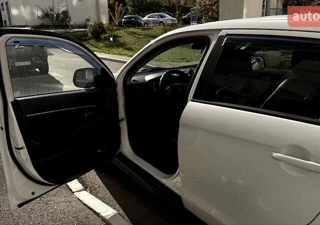 Белый Мицубиси АСХ, объемом двигателя 1.6 л и пробегом 165 тыс. км за 8700 $, фото 11 на Automoto.ua