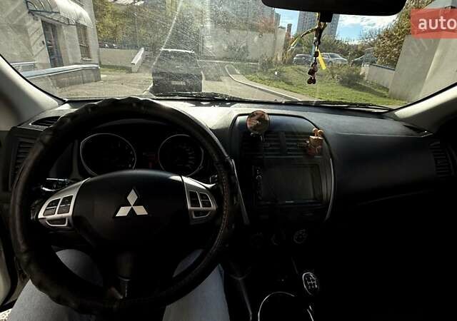 Белый Мицубиси АСХ, объемом двигателя 1.6 л и пробегом 165 тыс. км за 8700 $, фото 14 на Automoto.ua