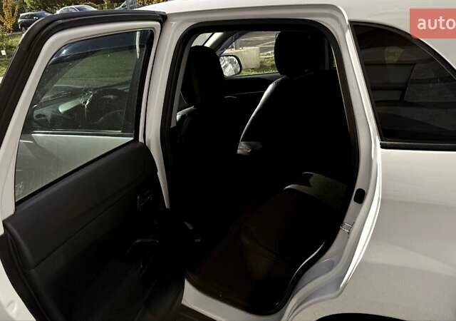 Белый Мицубиси АСХ, объемом двигателя 1.6 л и пробегом 165 тыс. км за 8700 $, фото 1 на Automoto.ua