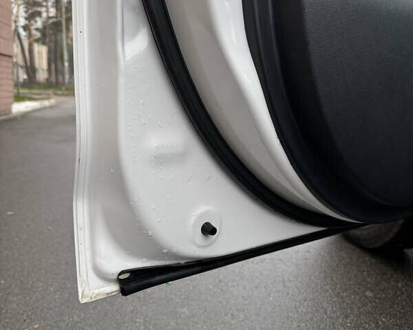 Белый Мицубиси АСХ, объемом двигателя 1.8 л и пробегом 207 тыс. км за 8700 $, фото 18 на Automoto.ua