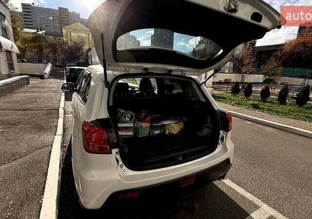 Белый Мицубиси АСХ, объемом двигателя 1.6 л и пробегом 165 тыс. км за 8700 $, фото 10 на Automoto.ua