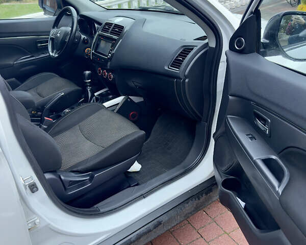 Белый Мицубиси АСХ, объемом двигателя 1.8 л и пробегом 205 тыс. км за 11250 $, фото 7 на Automoto.ua