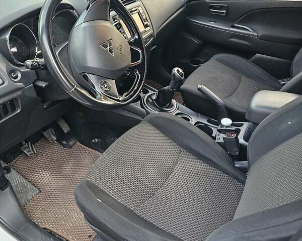 Белый Мицубиси АСХ, объемом двигателя 1.59 л и пробегом 156 тыс. км за 12000 $, фото 10 на Automoto.ua