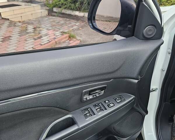 Белый Мицубиси АСХ, объемом двигателя 1.59 л и пробегом 156 тыс. км за 12000 $, фото 16 на Automoto.ua