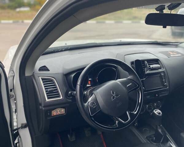 Белый Мицубиси АСХ, объемом двигателя 1.59 л и пробегом 85 тыс. км за 17200 $, фото 5 на Automoto.ua