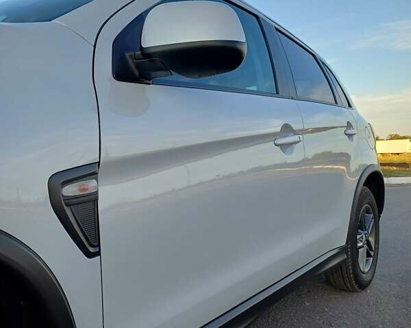 Белый Мицубиси АСХ, объемом двигателя 1.6 л и пробегом 61 тыс. км за 17300 $, фото 25 на Automoto.ua