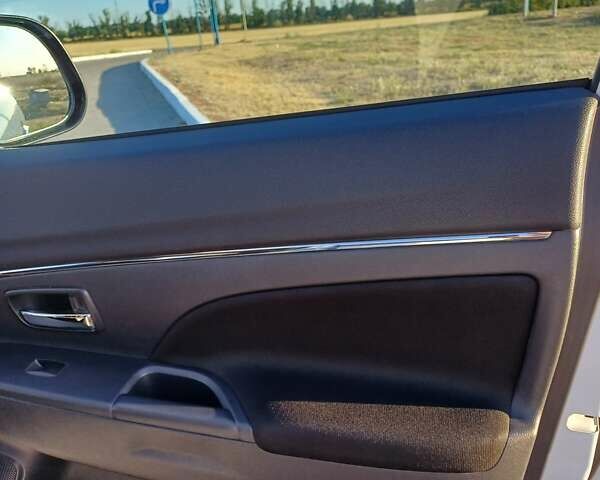 Белый Мицубиси АСХ, объемом двигателя 1.6 л и пробегом 61 тыс. км за 17300 $, фото 37 на Automoto.ua