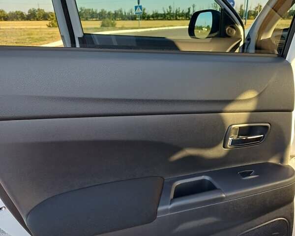 Белый Мицубиси АСХ, объемом двигателя 1.6 л и пробегом 61 тыс. км за 17300 $, фото 33 на Automoto.ua