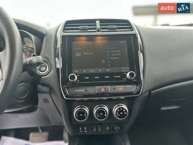 Серый Мицубиси АСХ, объемом двигателя 2 л и пробегом 56 тыс. км за 18500 $, фото 4 на Automoto.ua