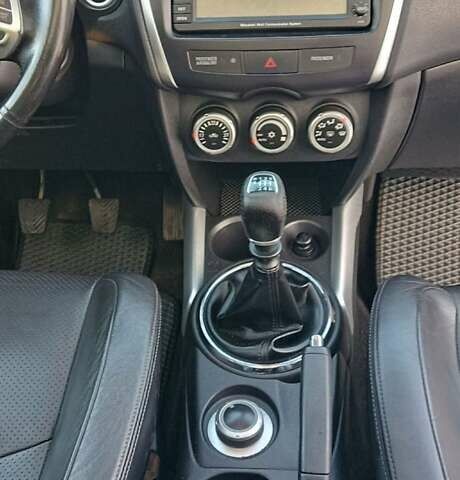 Синий Мицубиси АСХ, объемом двигателя 1.8 л и пробегом 236 тыс. км за 10000 $, фото 5 на Automoto.ua