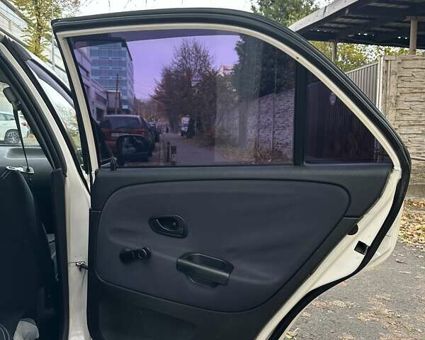 Білий Міцубісі Харизма, об'ємом двигуна 1.6 л та пробігом 356 тис. км за 4000 $, фото 8 на Automoto.ua