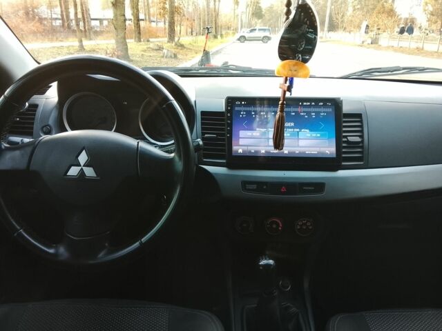 Черный Мицубиси Харизма, объемом двигателя 1.5 л и пробегом 230 тыс. км за 5300 $, фото 3 на Automoto.ua