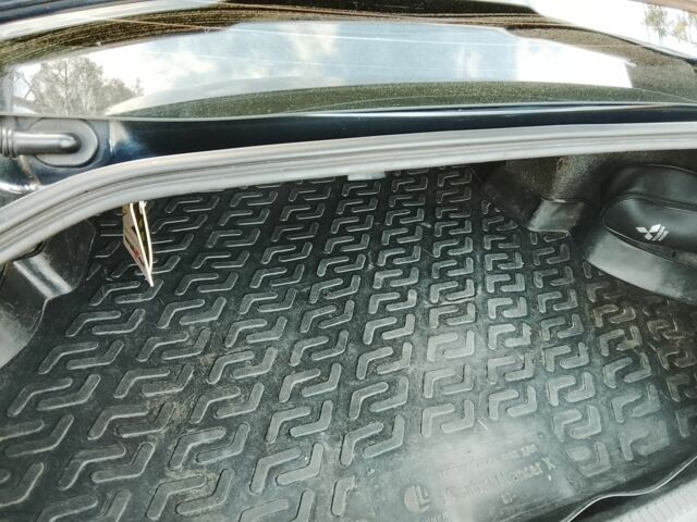 Черный Мицубиси Харизма, объемом двигателя 1.5 л и пробегом 230 тыс. км за 5300 $, фото 6 на Automoto.ua