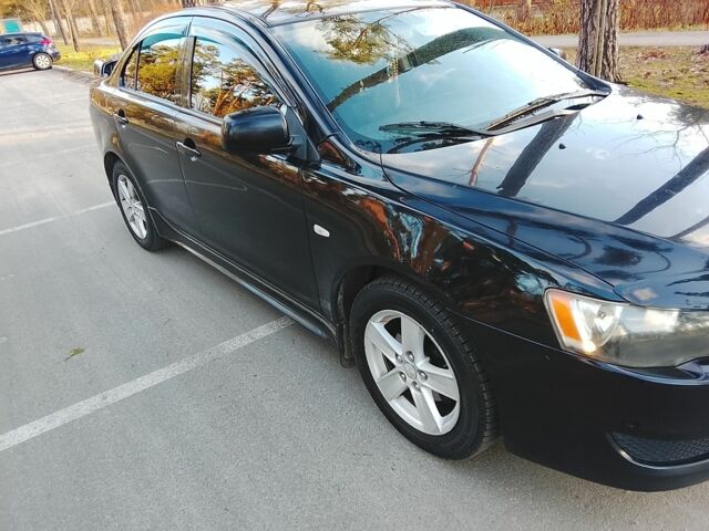 Черный Мицубиси Харизма, объемом двигателя 1.5 л и пробегом 230 тыс. км за 5300 $, фото 2 на Automoto.ua